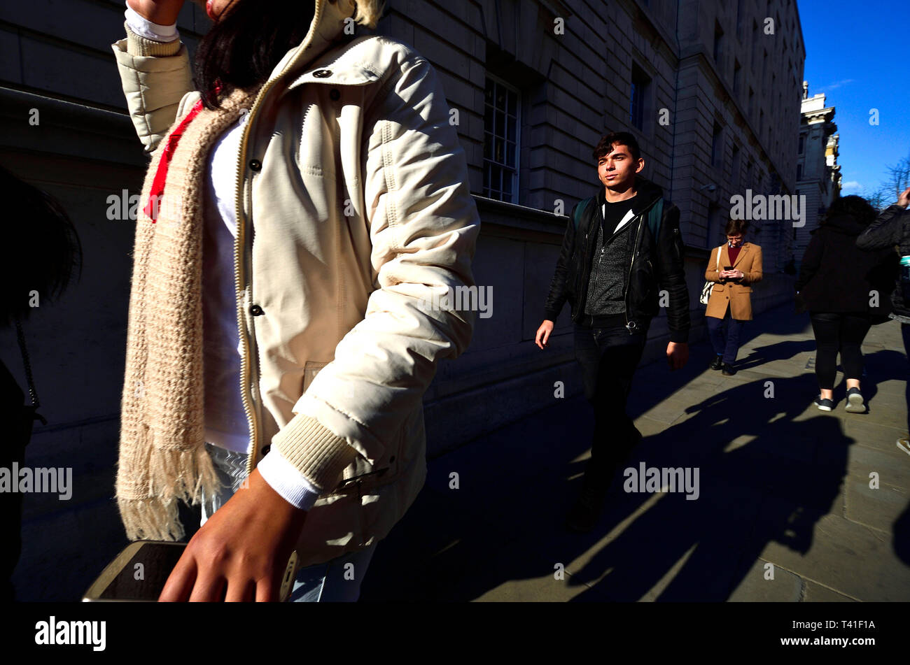 Londra, Inghilterra, Regno Unito. La gente camminare all'ombra, Whitehall, Westminster Foto Stock