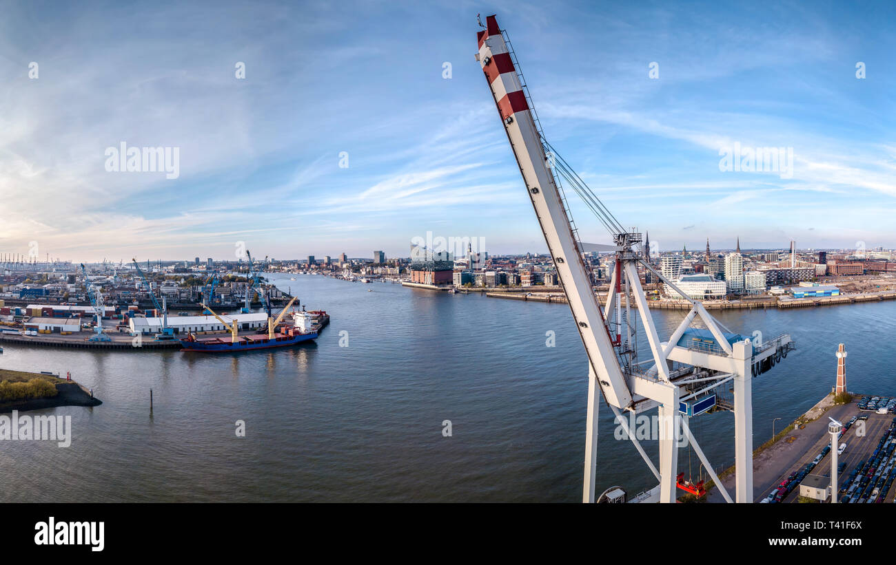 Vista aerea del porto di Amburgo con Elbphilharmony und aree industriali Foto Stock