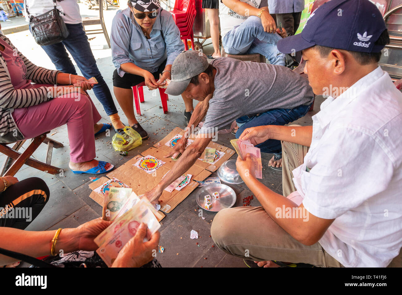 Street gambling den dado da gioco basato scommesse e una scheda casalinga, vicoli, quartiere vecchio, Hoi An, Quang Nam Provence, Vietnam Asia Foto Stock