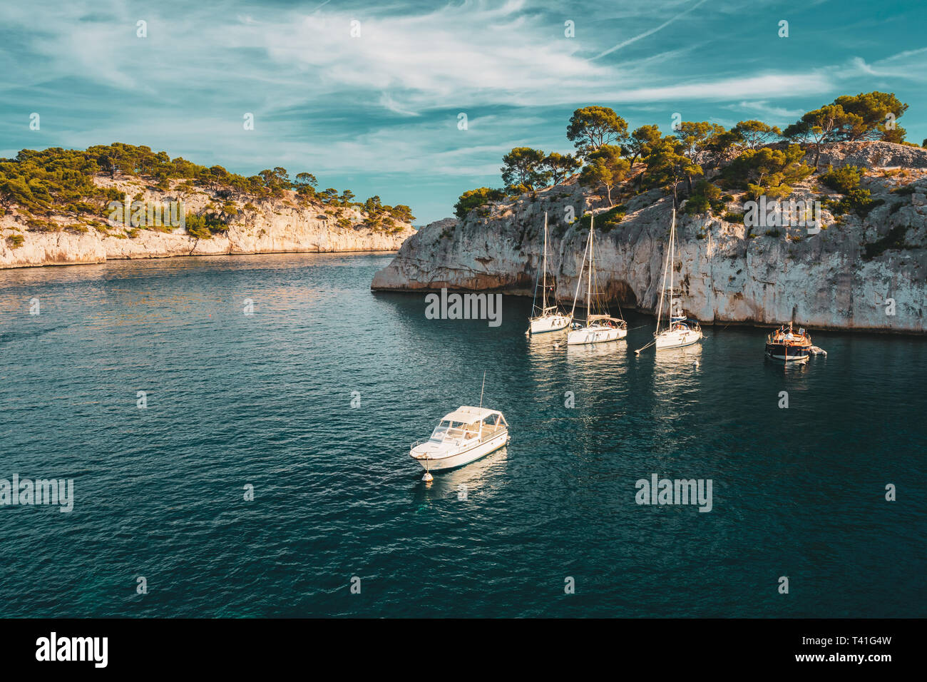 Cote de Azur, Francia. White Yachts barche nella baia. Calanche - una profonda baia circondata da alte scogliere in costa Azzurra della Francia. Foto Stock