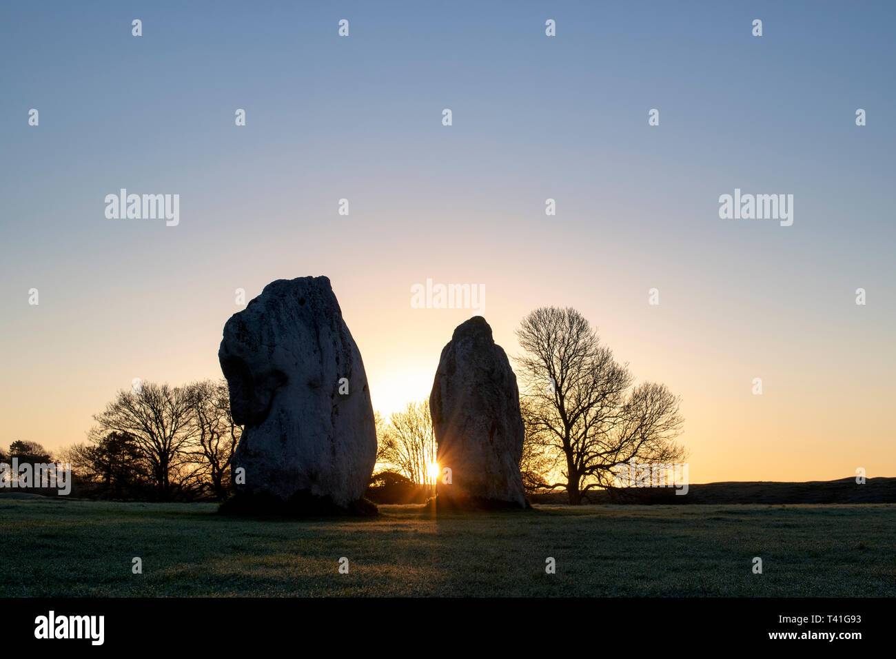 Avebury Stone Circle in primavera a sunrise. Avebury, Wiltshire, Inghilterra. Silhouette Foto Stock
