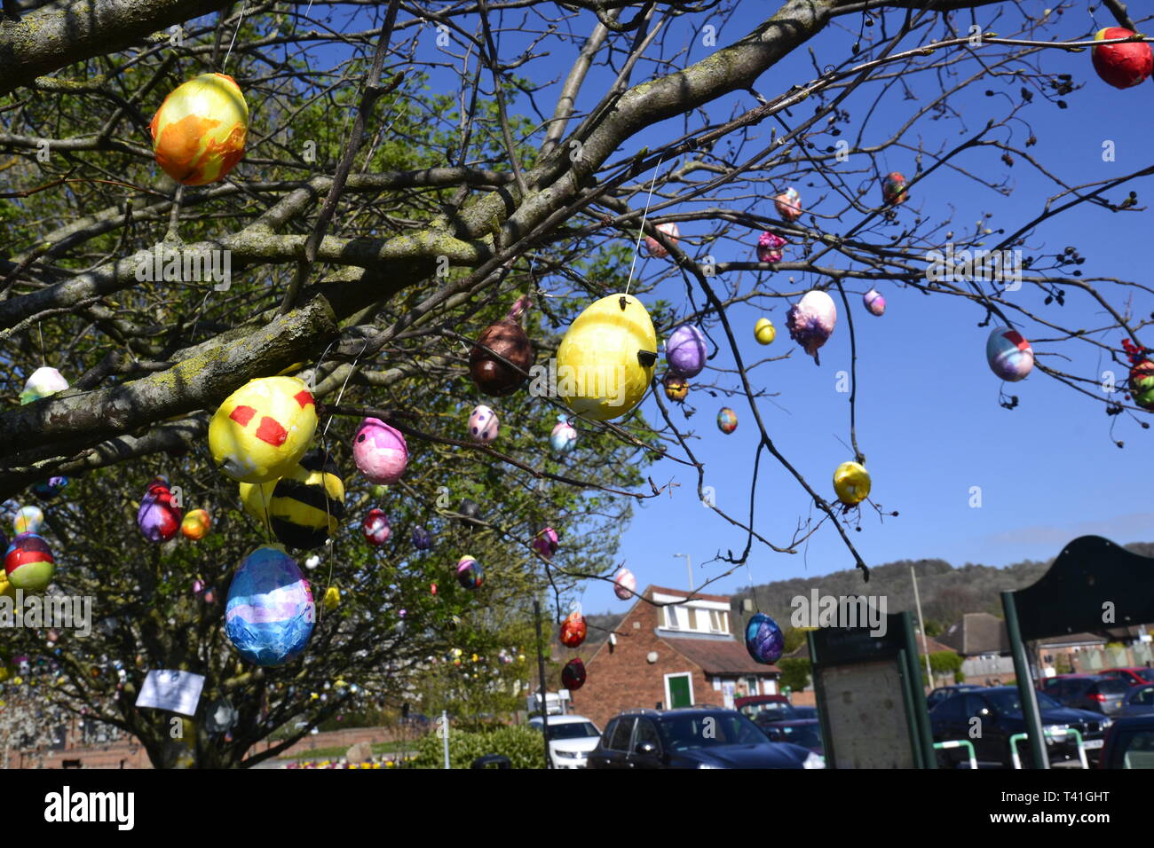 Uova decorata su alberi in Princes Risborough, Buckinghamshire, UK. Creato da ragazzi locali, per festeggiare il weekend di Pasqua 2019 Foto Stock