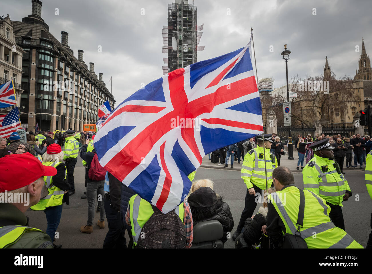 Pro-Brexit manifestanti chiedendo loro il 'giallo gilet UK " movimento attendere per il veterano dell'esercito 'Rolling Thunder' bikers in Westminster, Londra, Regno Unito Foto Stock