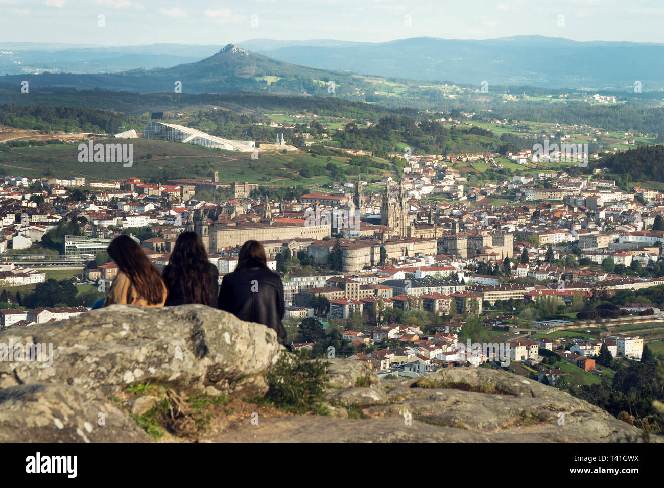 Gruppo di persone che guardano a Santiago de Compostela vista da sopra il pomeriggio Foto Stock