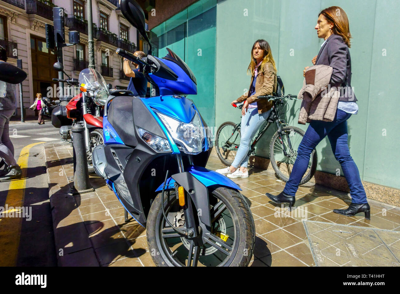 Vista sulla scena stradale di Valencia, donna che cammina tutti i giorni Valencia Spagna Europa Foto Stock