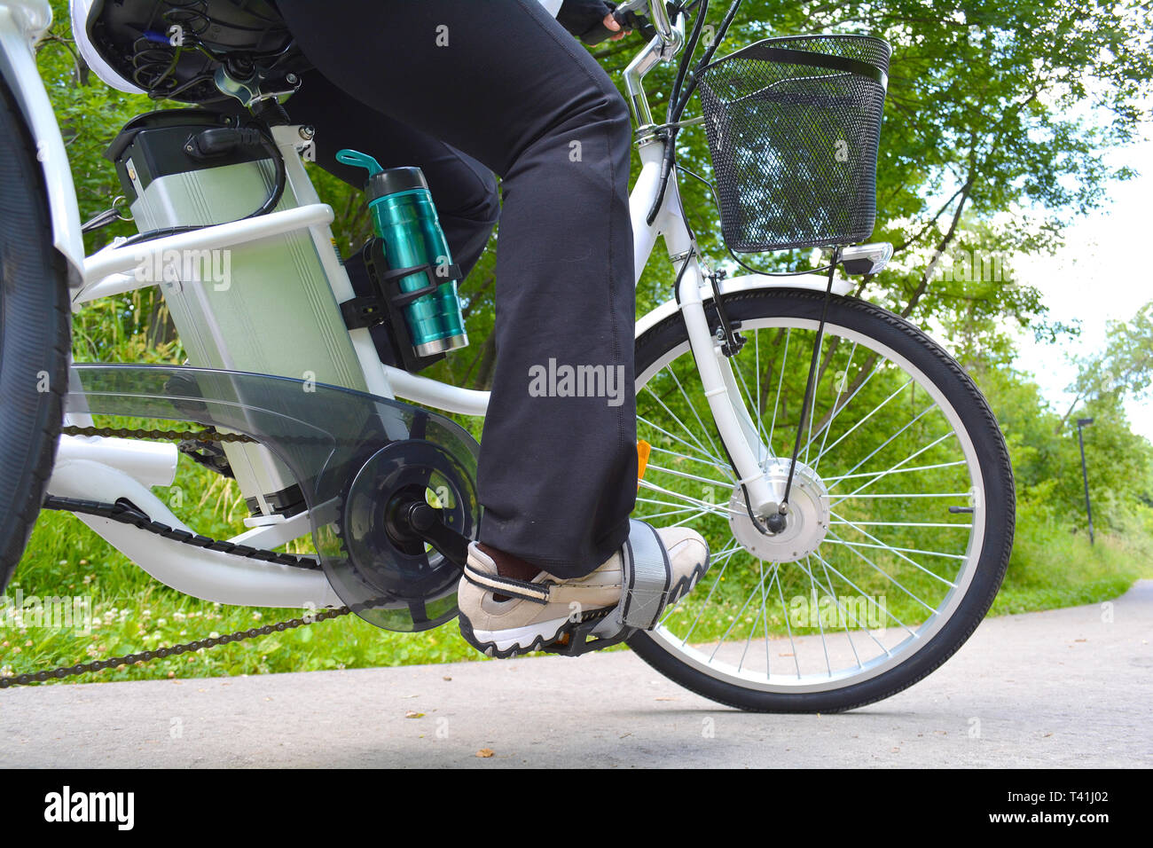 Equitazione e-bike o bicicletta elettrica, girato da sotto il concetto di ecologia Foto Stock