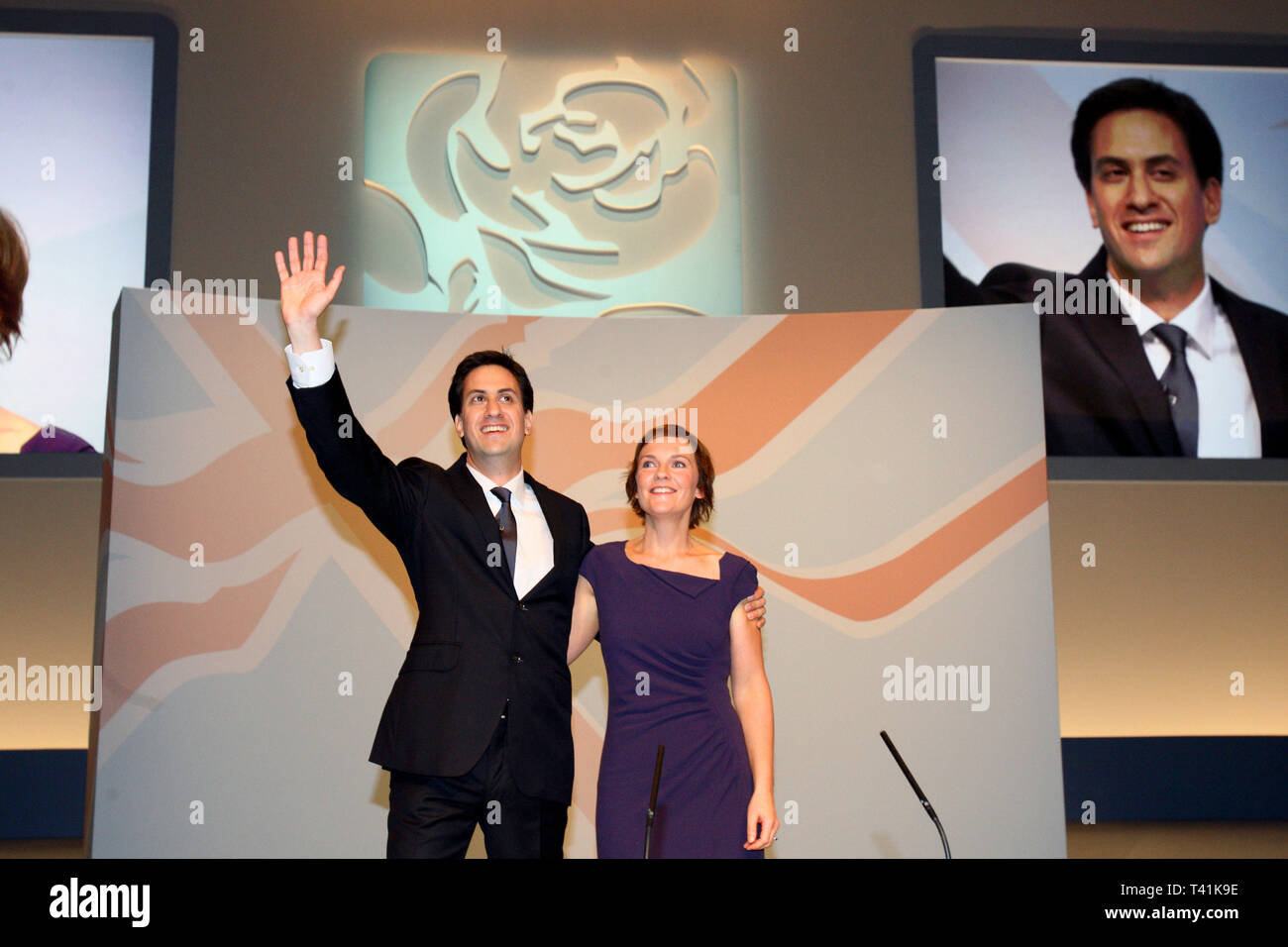 Ed Miliband MP e moglie Justine sul palcoscenico dopo il suo discorso di leader in occasione del congresso del partito laburista la. Liverpool. Il 27 settembre 2011. Foto Stock