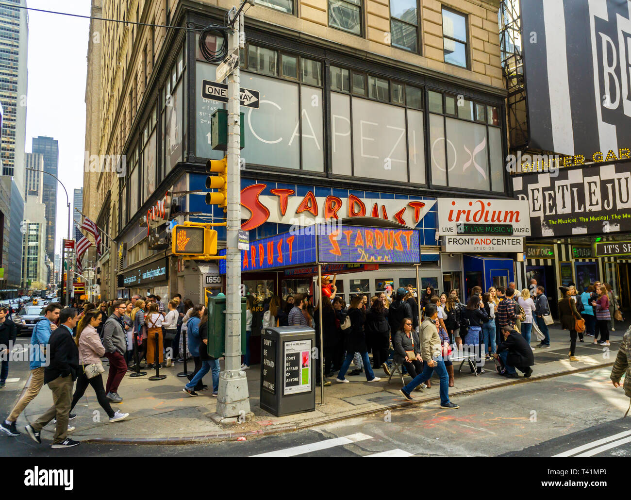 I turisti la linea fino a immettere Ellen's Stardust Diner, domenica 7 aprile 2019. Il Times Square vanta di attrazione cantando waitpersons per divertire diners.(Â© Richard B. Levine) Foto Stock