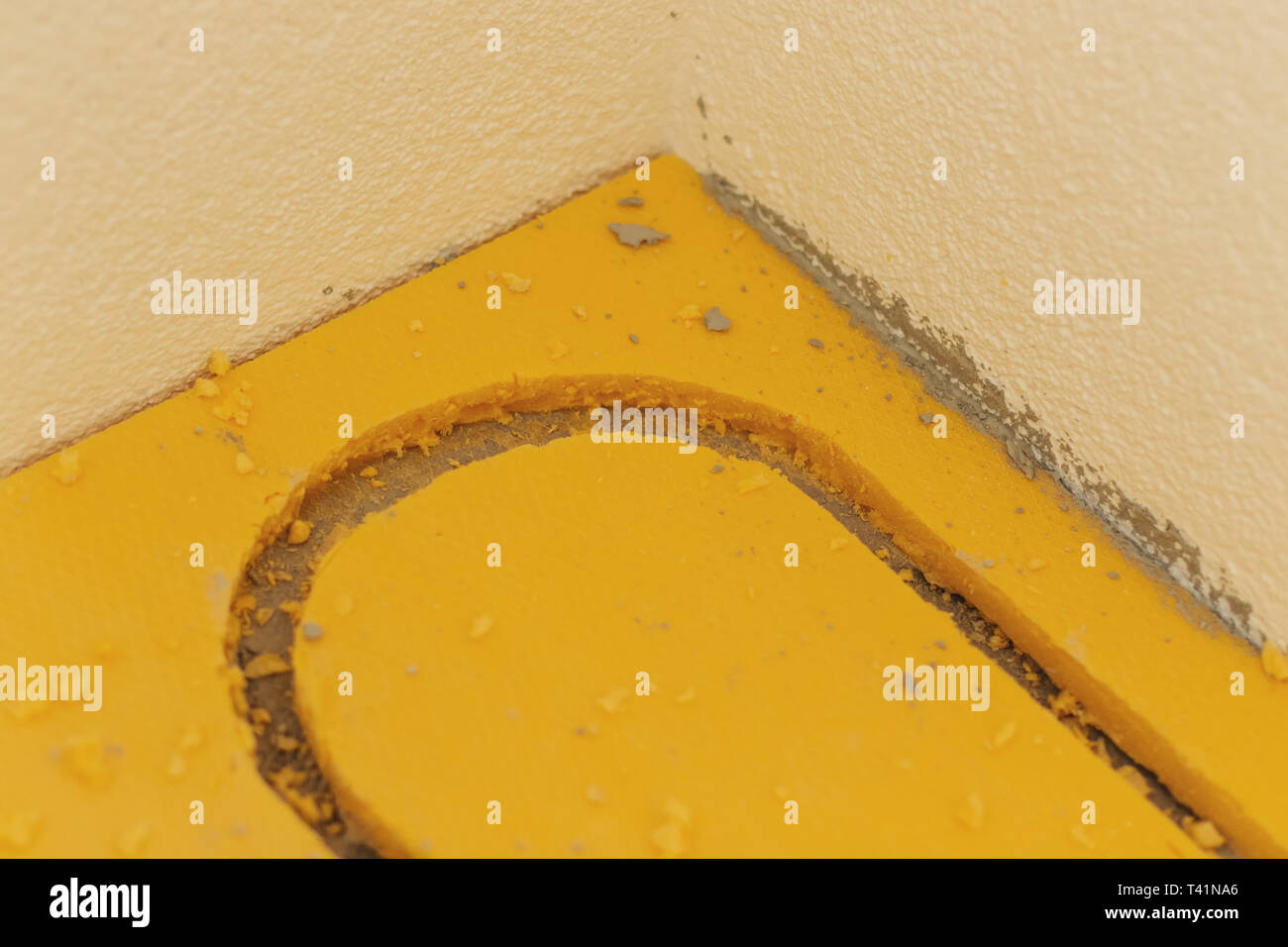 Il cavo giallo di schiuma rigida di pavimento nella preparazione del piano di posa riscaldamento Foto Stock
