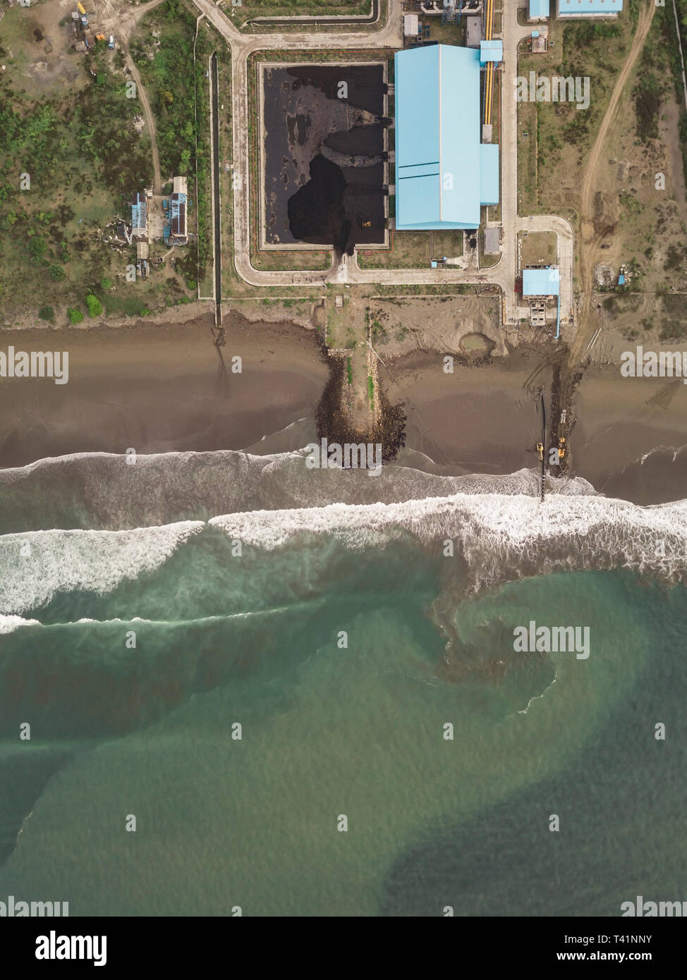 Vista aerea della stazione di potenza dal mare Foto Stock