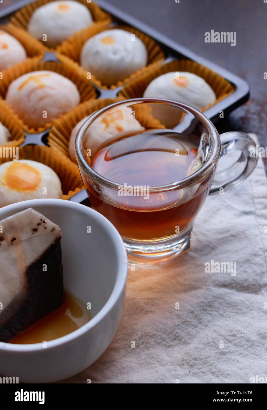 Close-up di tazza da caffè con torta cinese Foto Stock