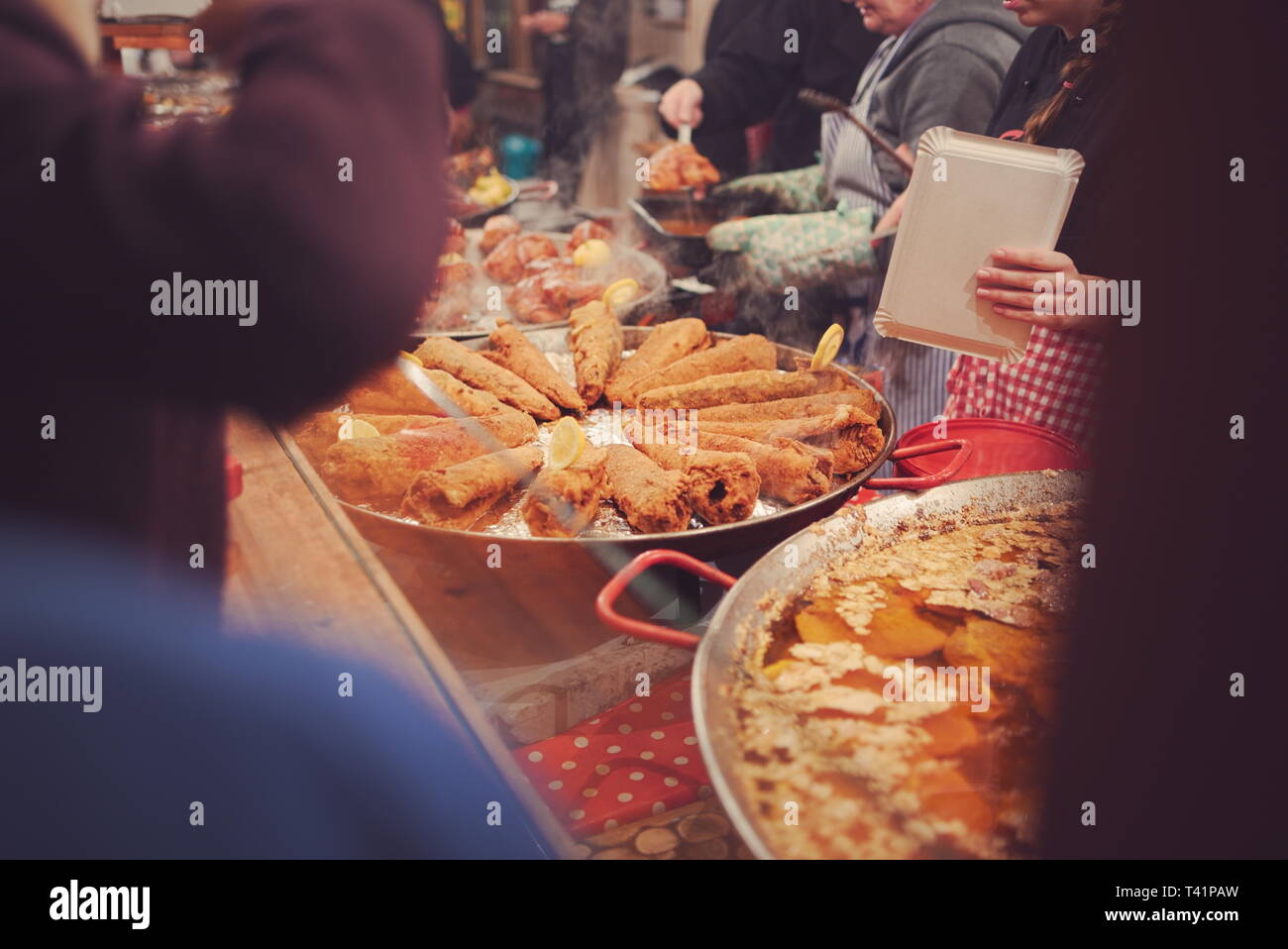 Fiera della città di stallo alimentare con pesce fritto Closeup Foto Stock