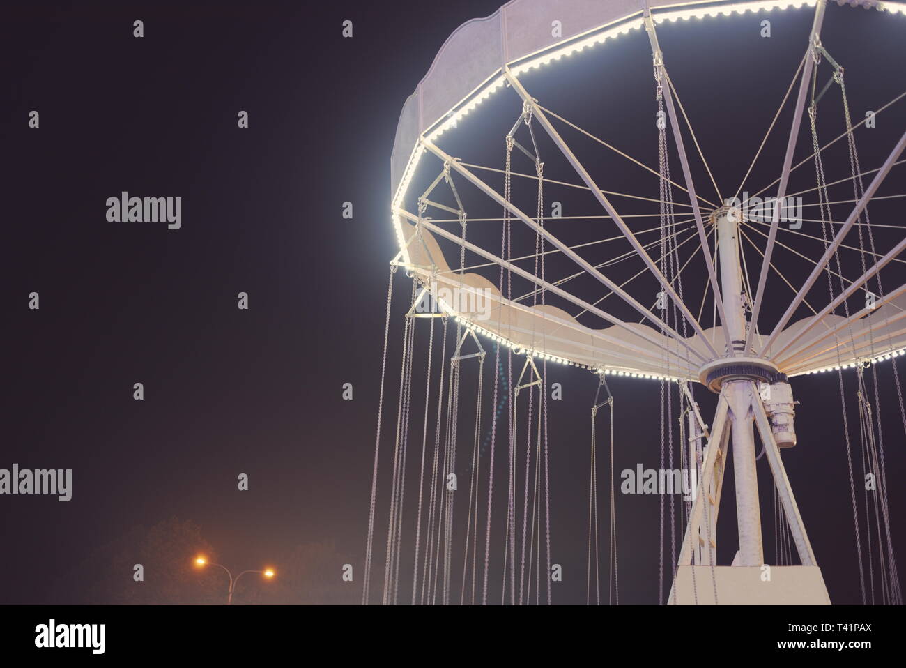 Illuminati catena bianca merry-go-round di notte Closeup Foto Stock