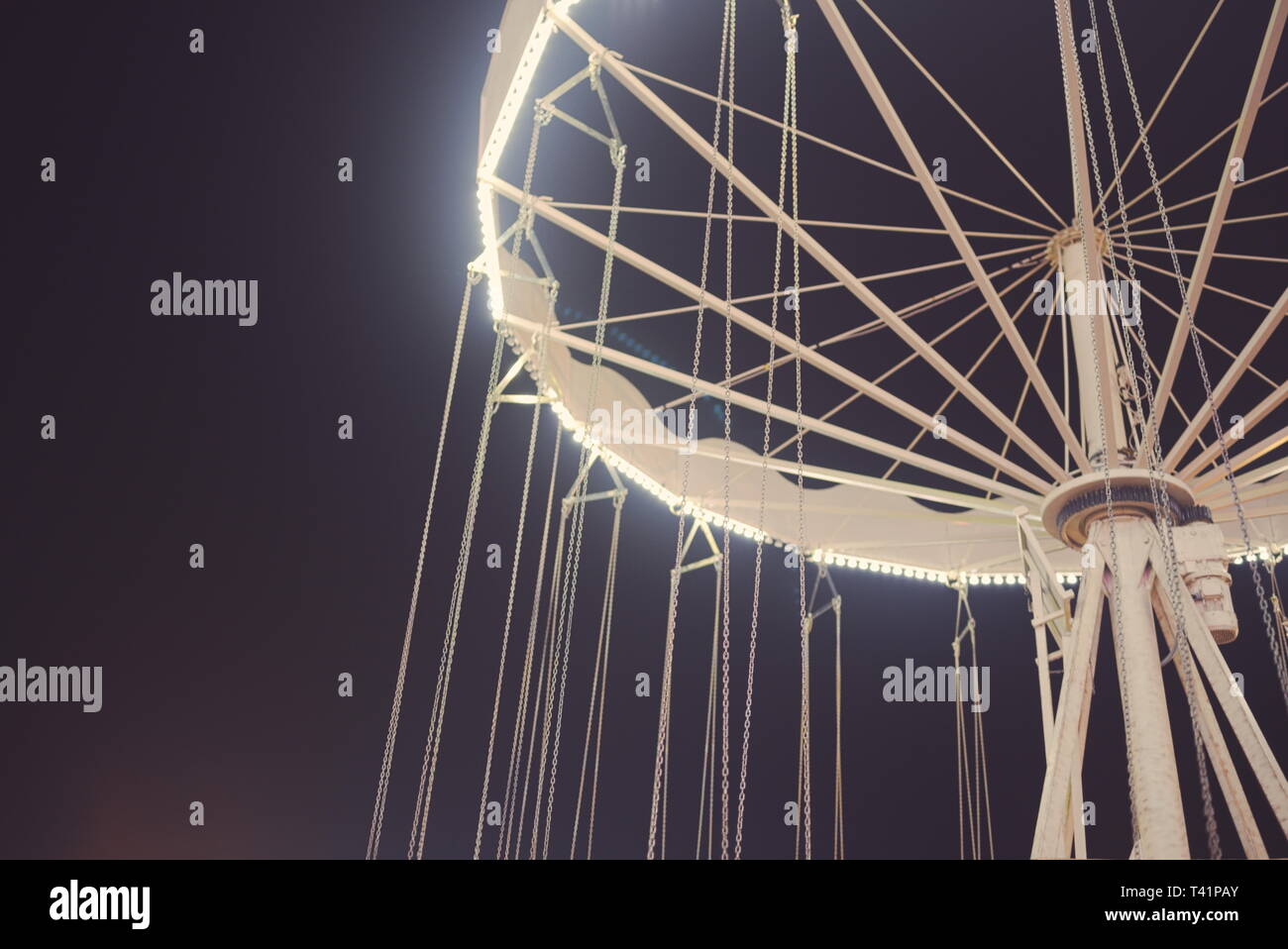 Illuminati catena bianca merry-go-round di notte Closeup Foto Stock