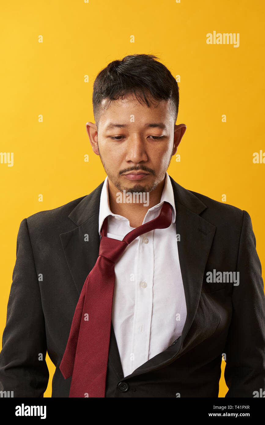 Asia tema fallimentare. Giovane uomo asiatico dopo una brutta giornata in ufficio Foto Stock