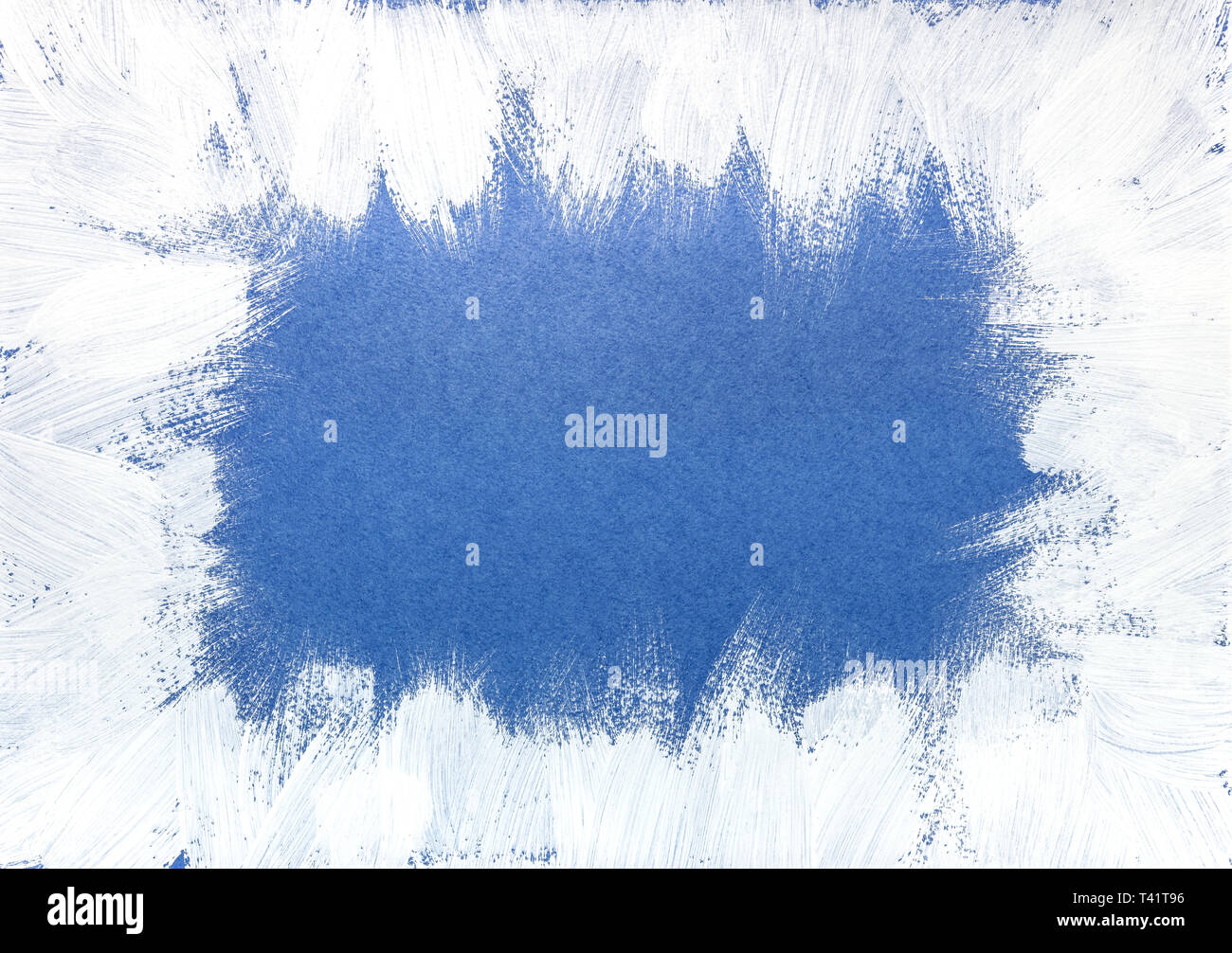 Grunge con telaio bianco acrilico pennellate di vernice su sfondo blu Foto Stock