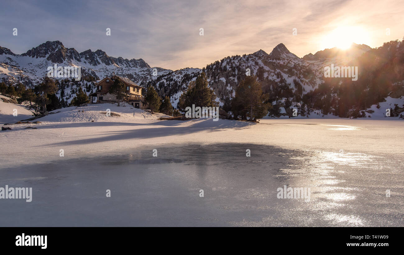 Shelter Josep Maria Blanc al tramonto, in Aigües Tortes Parco Nazionale, Espot Foto Stock