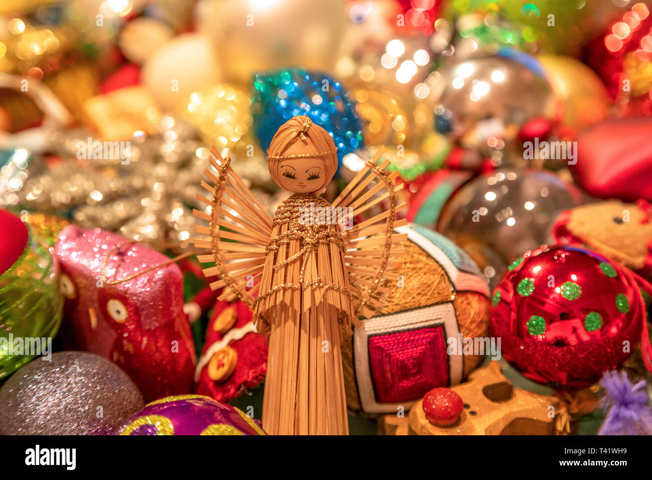 Molte colorate decorazioni di Natale Foto Stock