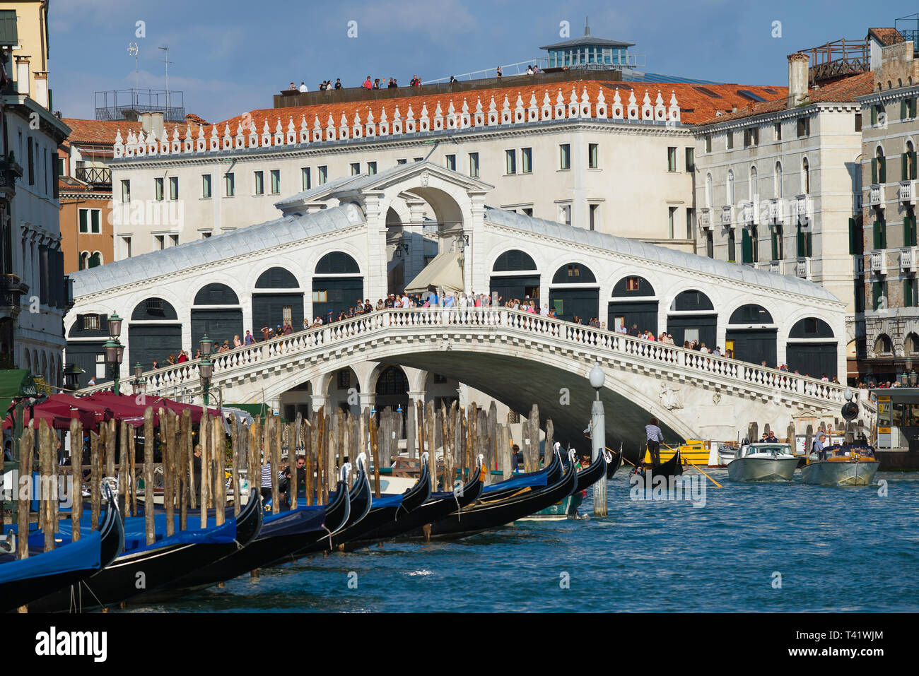 Venezia, Italia - 25 settembre 2017: giornata soleggiata al Ponte di Rialto Foto Stock