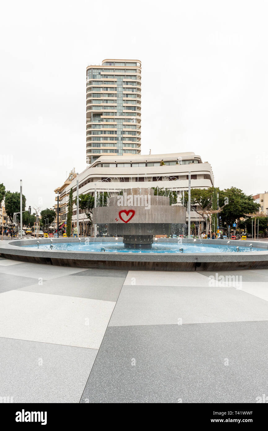 Israele, Tel Aviv-Yafo - 29 Marzo 2019: Il nuovo Kikar Dizengoff square - Agams Fire e fontana di acqua non è ancora completamente ripristinata Foto Stock