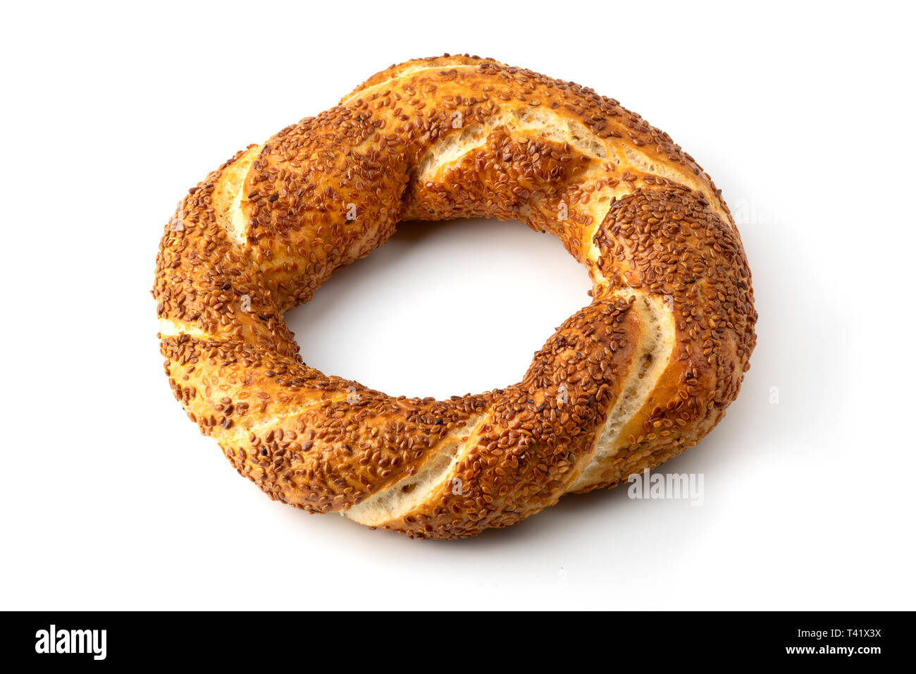Simit, ampiamente noto come bagno turco bagel, su sfondo bianco Foto Stock