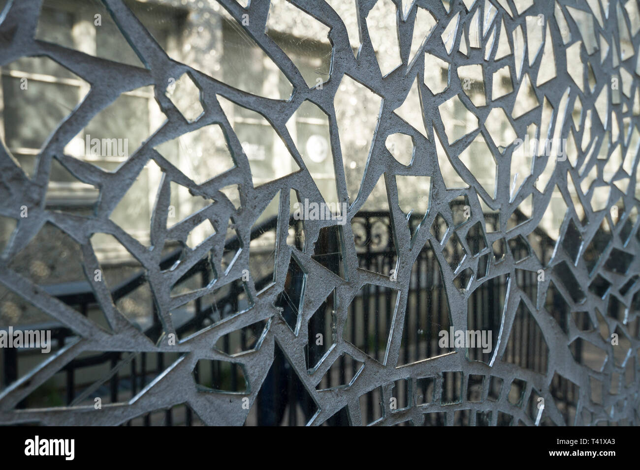 Roza passaggio - un cortile di Lodz tenement house si è trasformata in un'installazione artistica da Joanna Rajkowska durante il Łódź città di Quattro Culture Foto Stock