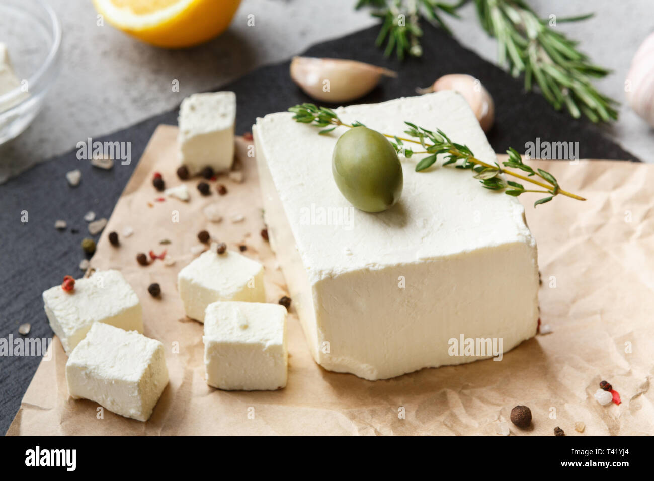 Cubetti di formaggio feta e spezie a bordo Foto Stock