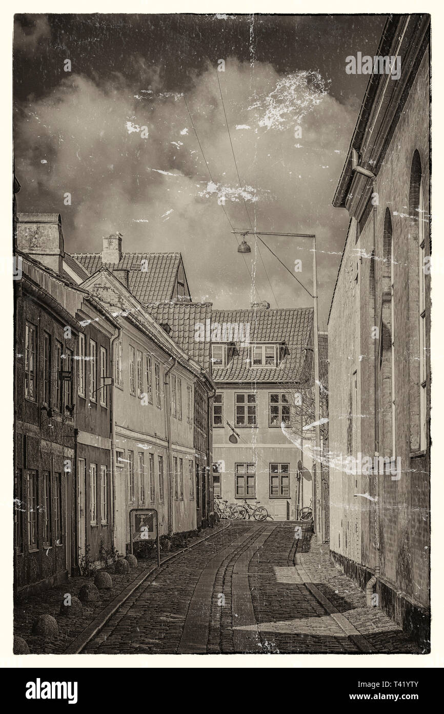 Uno dei molti caratteristici piccoli vicoli nella città vecchia di Helsingor  in Danimarca Foto stock - Alamy