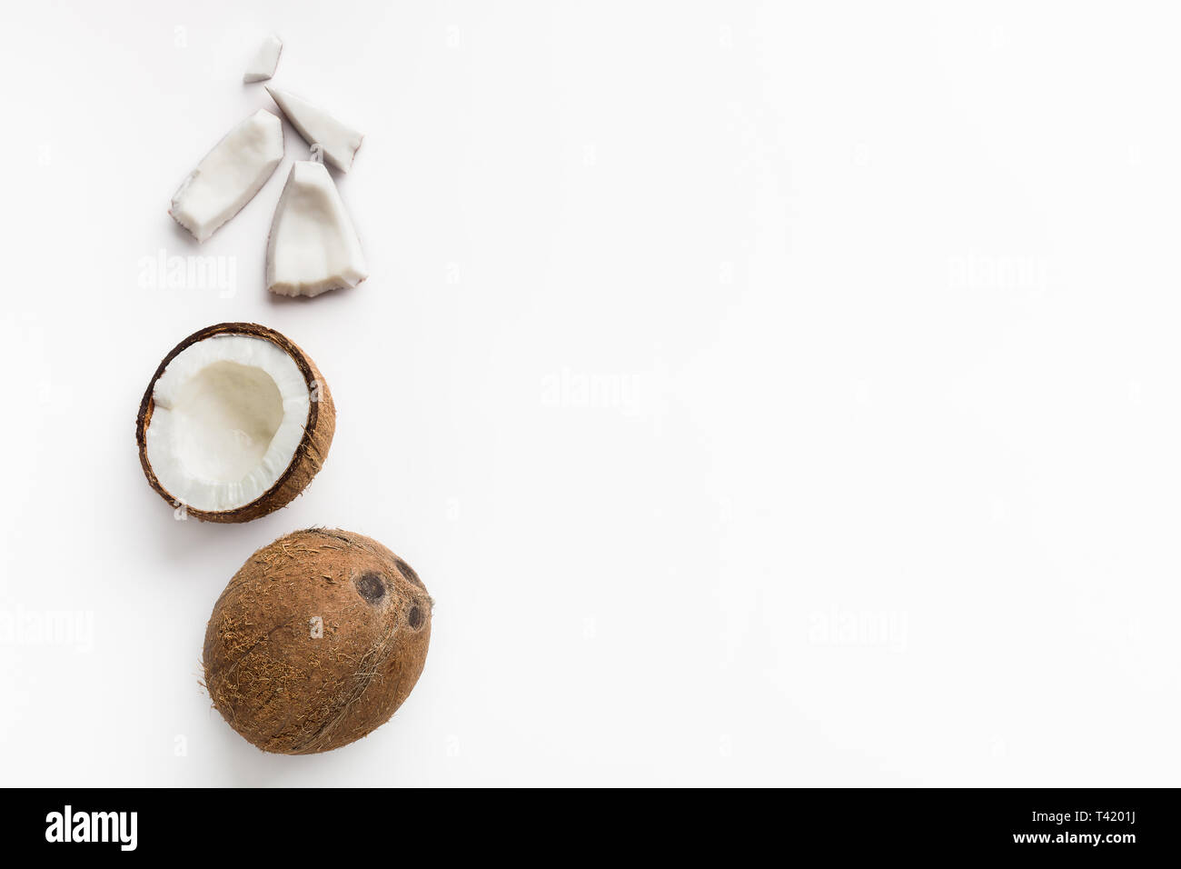 Tutto e un trito di noci di cocco su bianco Foto Stock