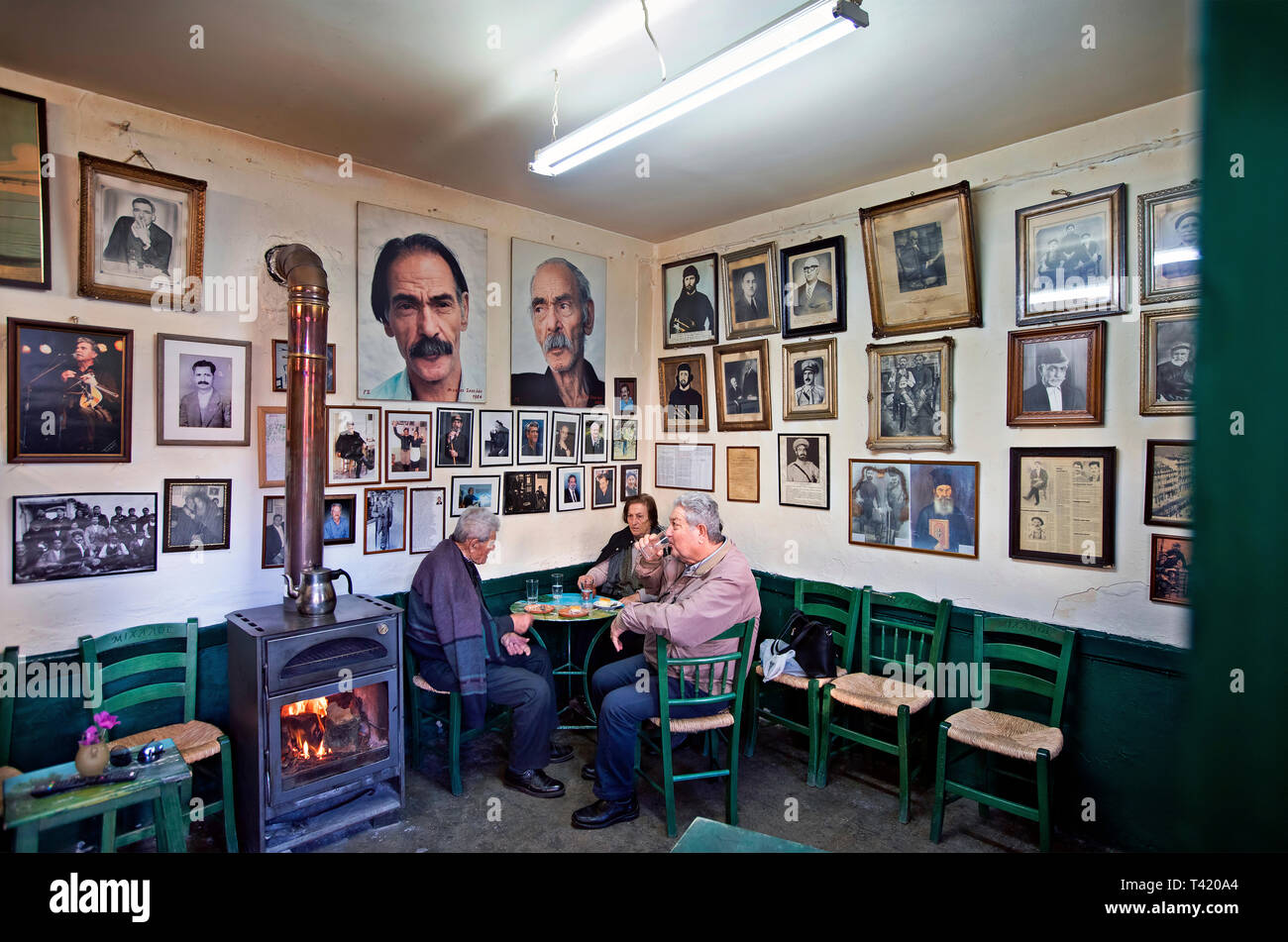 Nella tradizionale caffetteria del tardo Michalis Skoulas 'I Plateia Sintagmatos tou' A Perachori quartiere, Anogeia village, Creta, Grecia Foto Stock