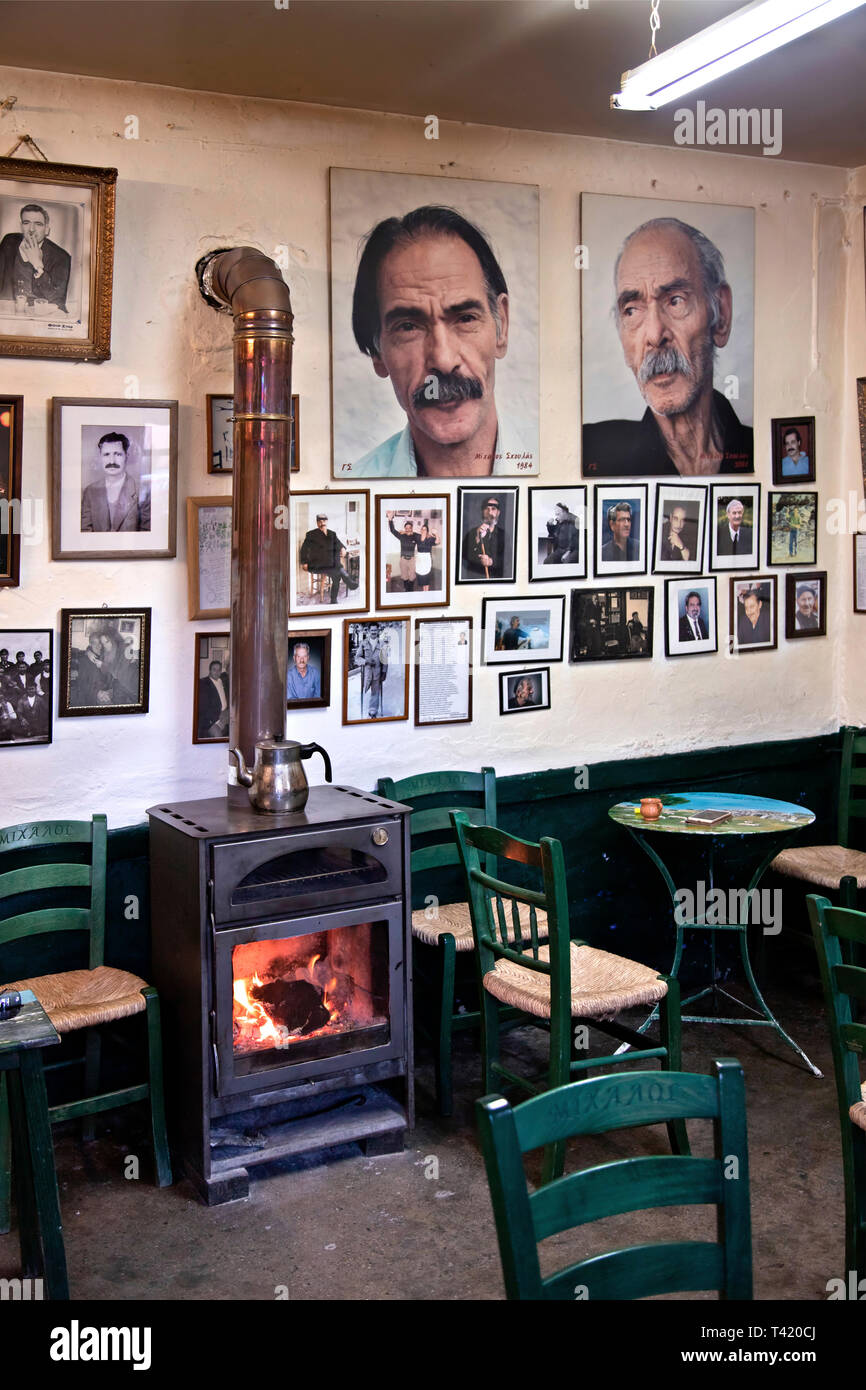 Nella tradizionale caffetteria del tardo Michalis Skoulas 'I Plateia Sintagmatos tou' A Perachori quartiere, Anogeia village, Creta, Grecia Foto Stock