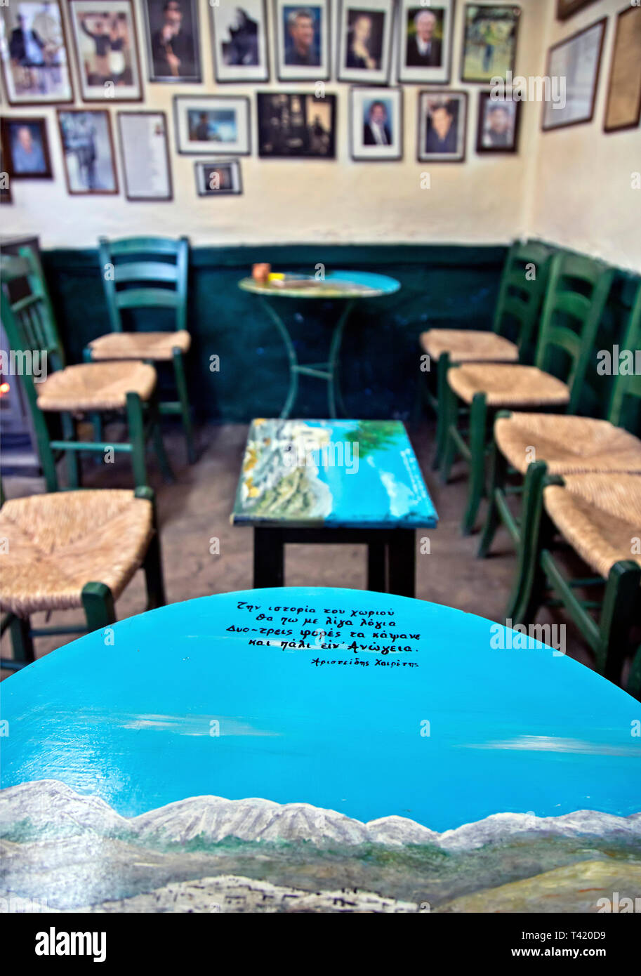 Nella tradizionale caffetteria del tardo Michalis Skoulas 'I Plateia Sintagmatos tou' A Perachori quartiere, Anogeia village, Creta, Grecia Foto Stock