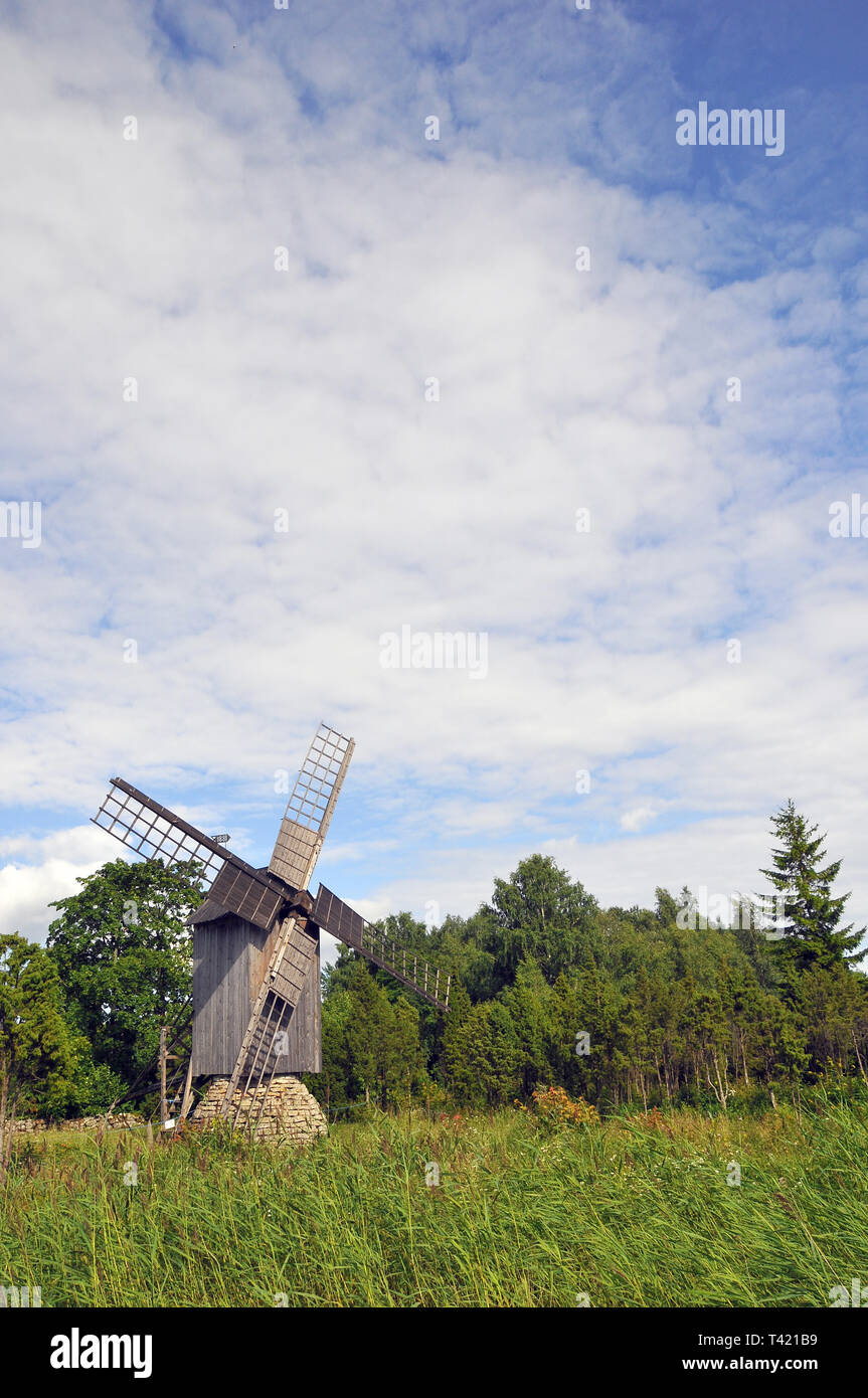 Mulino a vento sulla isola di Muhu, Estonia. Muhu Szélmalom szigeten, Észtország. Foto Stock