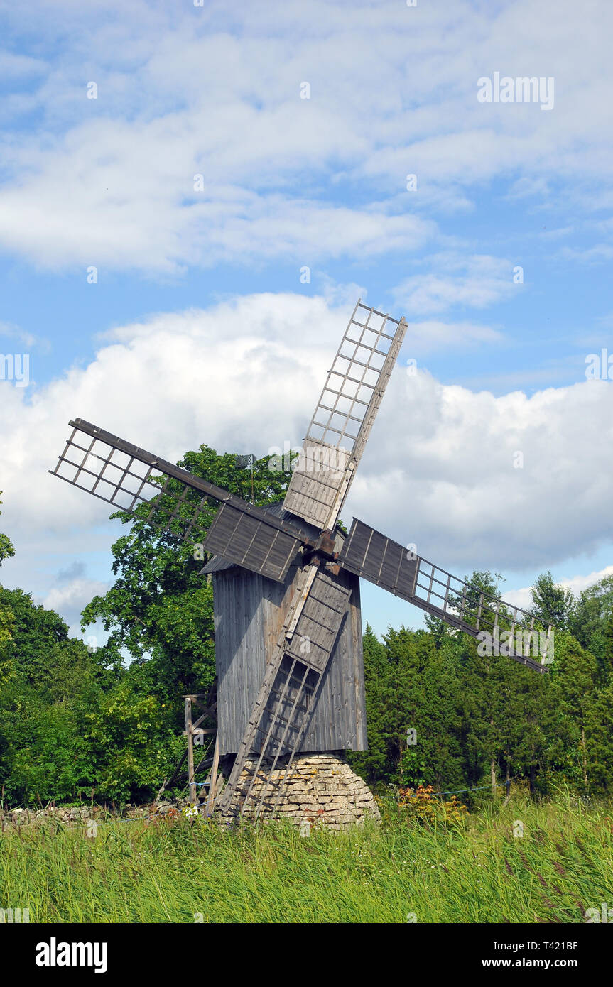 Mulino a vento sulla isola di Muhu, Estonia. Muhu Szélmalom szigeten, Észtország. Foto Stock