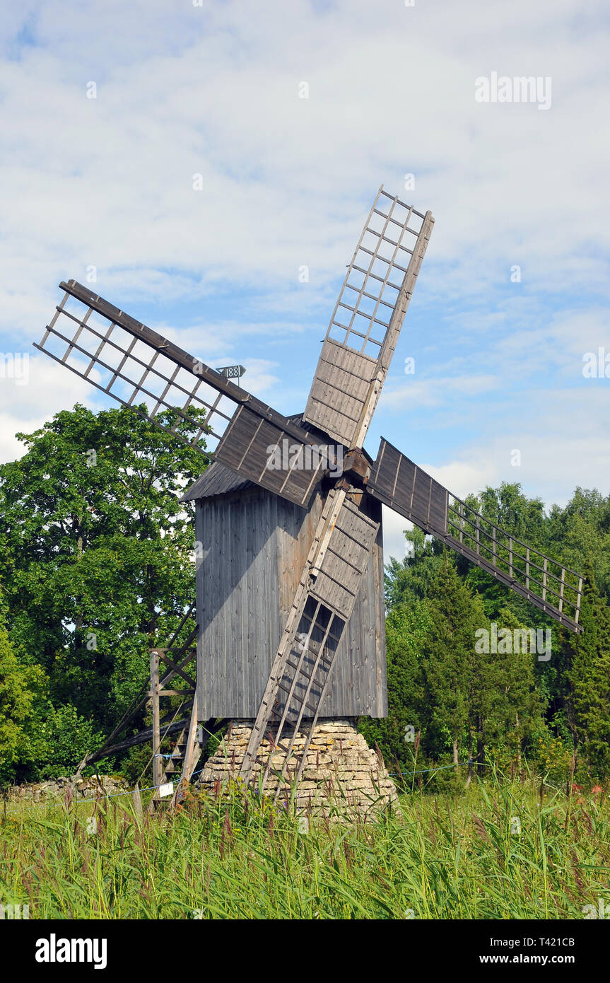 Mulino a vento sulla isola di Muhu, Estonia. Muhu Szélmalom szigeten, Észtország. Foto Stock