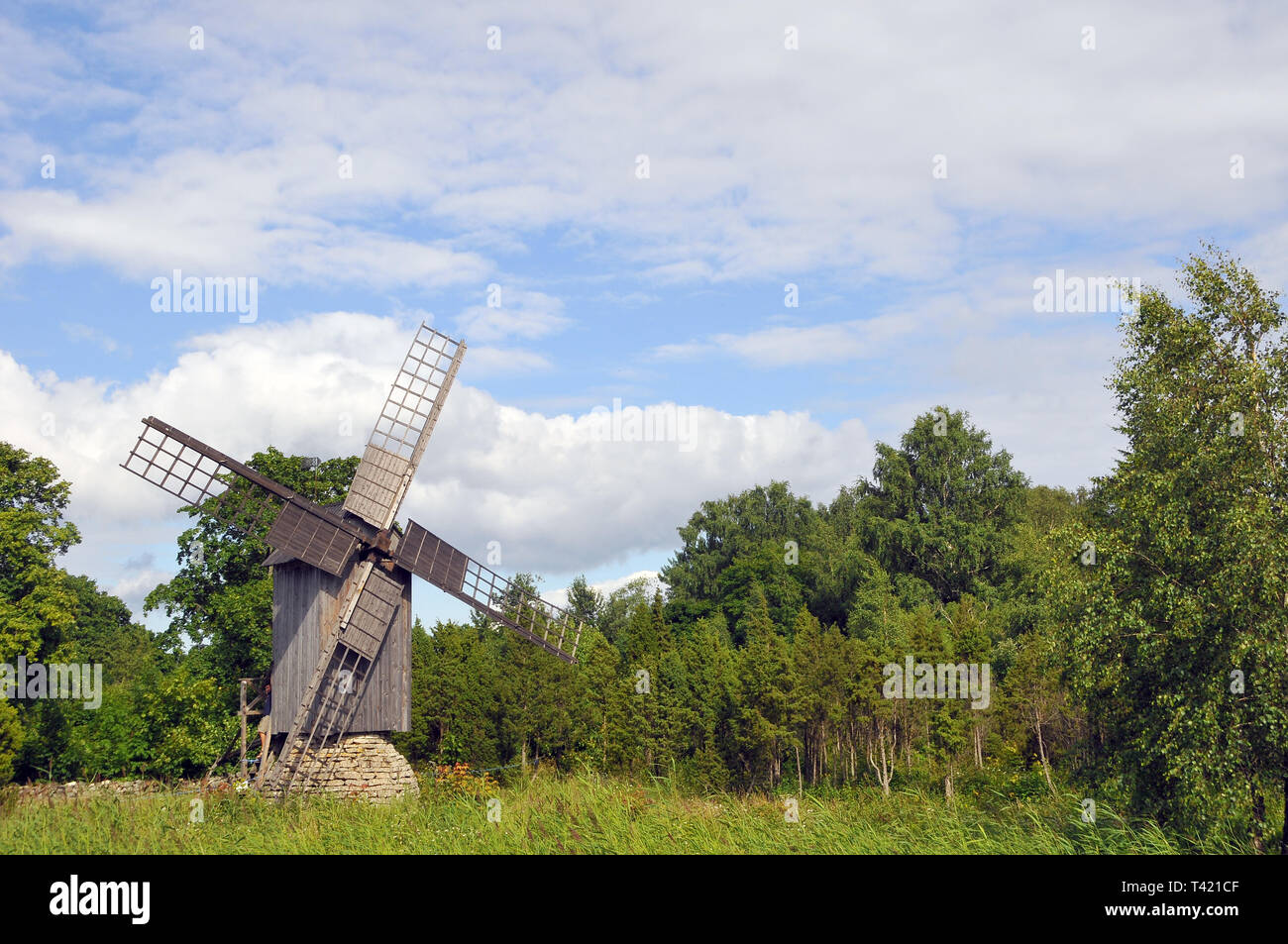 Mulino a vento sulla isola di Muhu, Estonia. Muhu Szélmalom szigeten, Észtország. Foto Stock