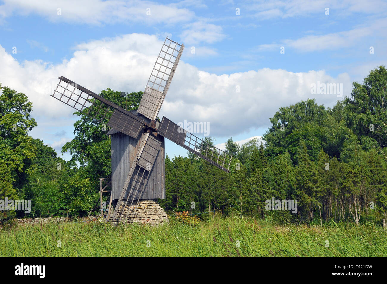 Mulino a vento sulla isola di Muhu, Estonia. Muhu Szélmalom szigeten, Észtország. Foto Stock