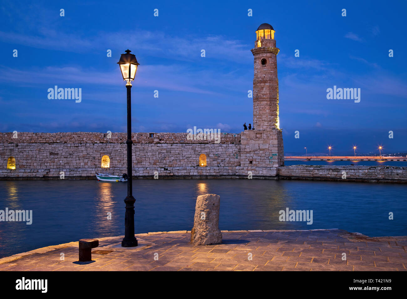 Il bellissimo faro del porto vecchio della città di Rethimno, Creta, Grecia. Foto Stock