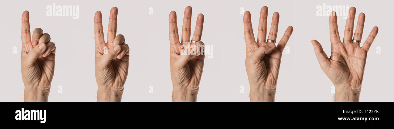 Uomo di gesti con le mani, conteggio di numeri da uno a cinque isolati su sfondo bianco Foto Stock