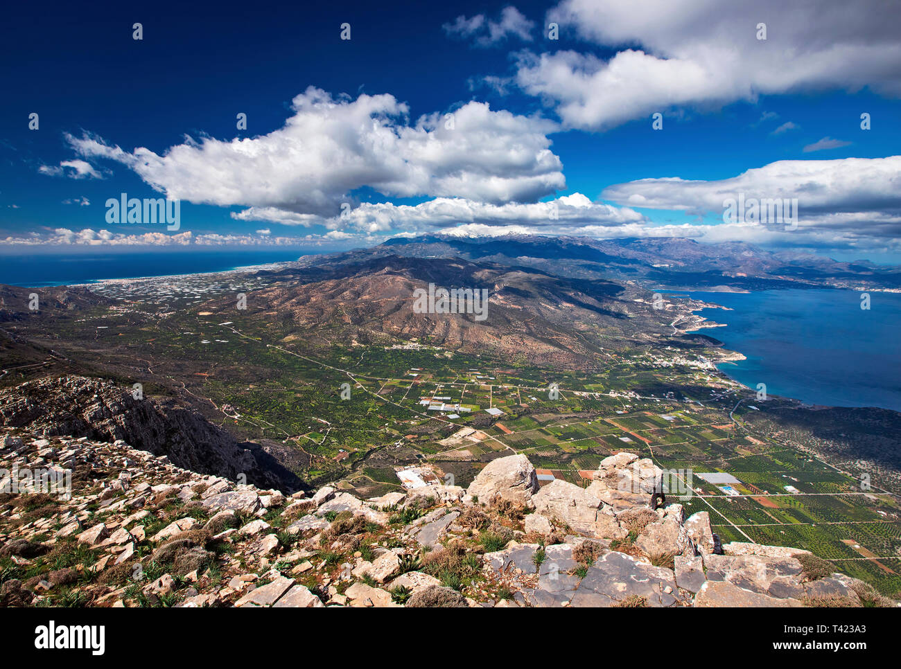 Il punto più stretto di Creta, 12 km (in linea retta), da Ierapetra a sinistra (sud) a Pacheia Ammos a destra). Foto Stock