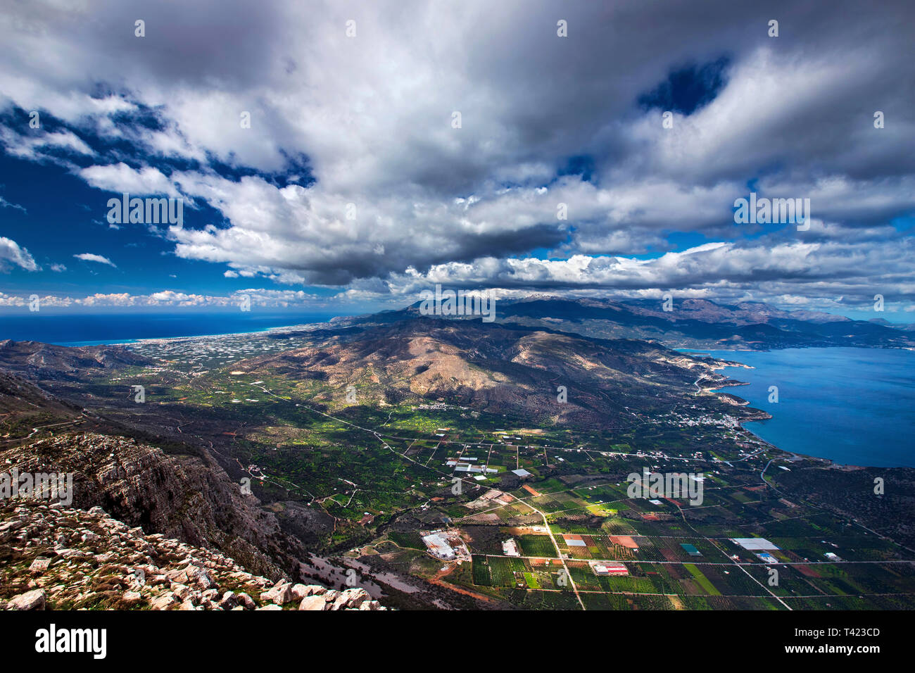Il punto più stretto di Creta, 12 km (in linea retta), da Ierapetra a sinistra (sud) a Pacheia Ammos a destra). Foto Stock