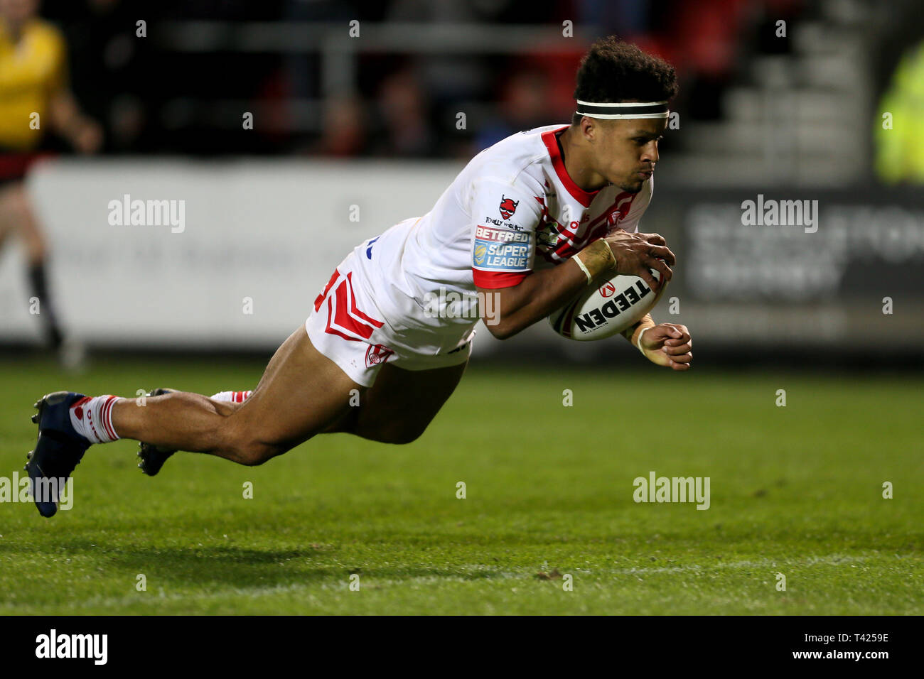 Saint Helens Regan grazia punteggi durante il Betfred Super League match al totalmente Wicked Stadium, St Helens. Foto Stock