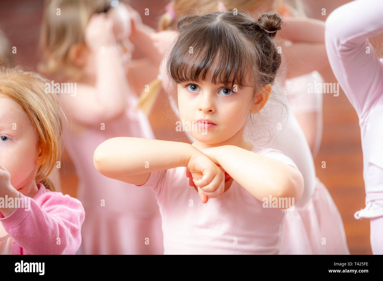 Le ragazze giovani in corso di danza Foto Stock
