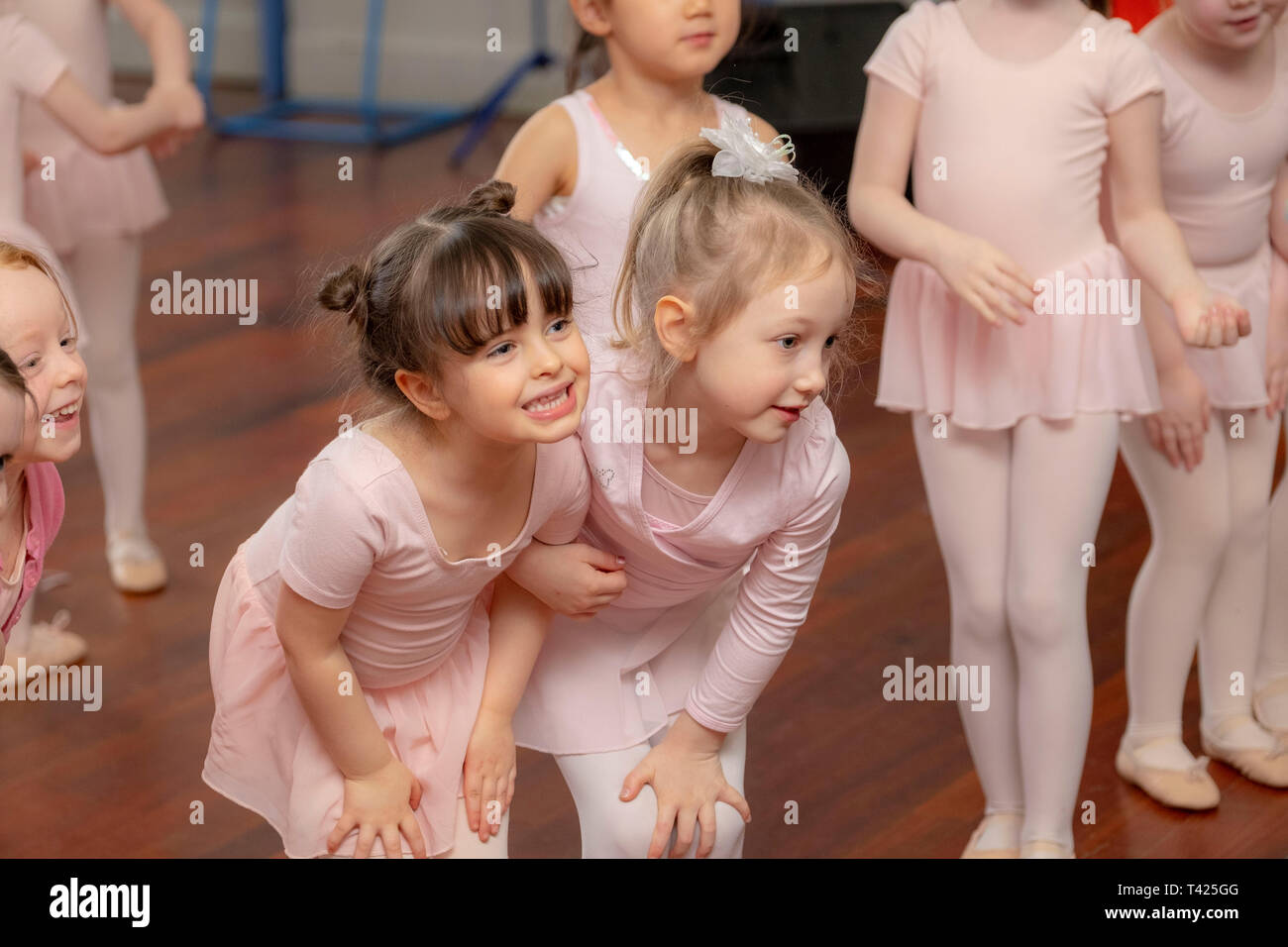 Le ragazze giovani in corso di danza Foto Stock