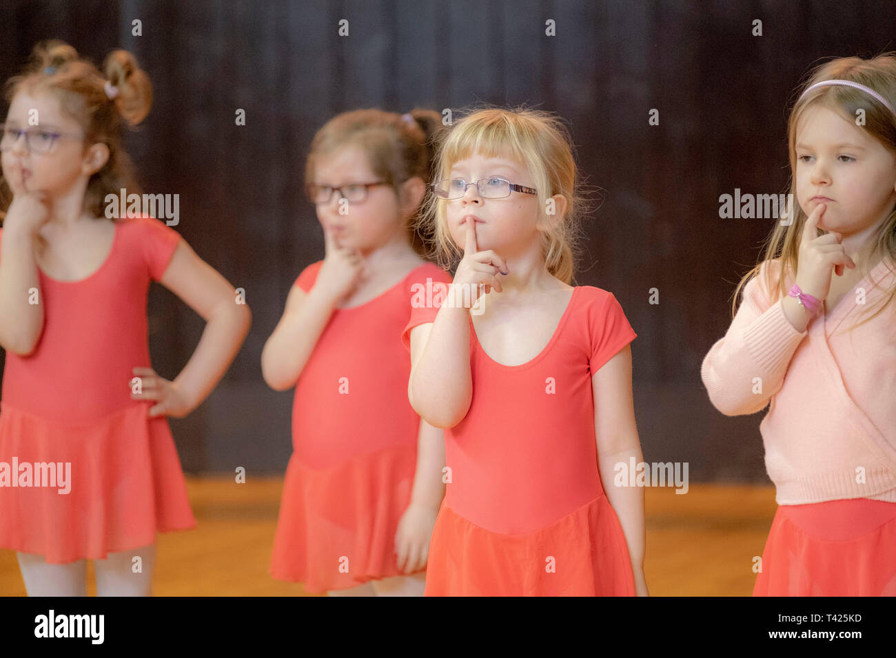 Le ragazze giovani in corso di danza Foto Stock