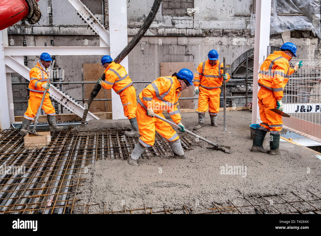 Calcestruzzo che viene versato per la nuova stazione ferroviaria platform Foto Stock