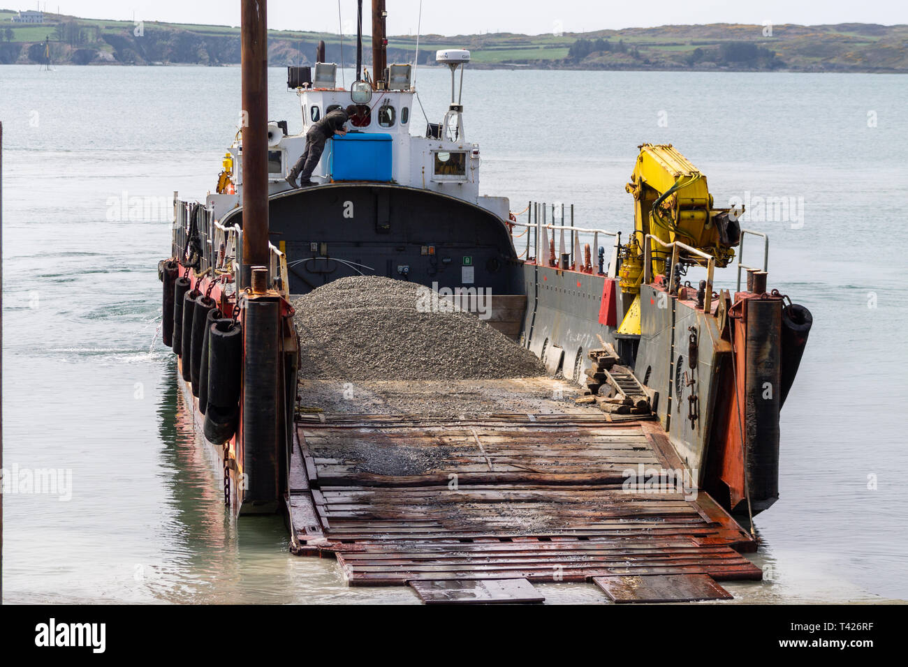 Chiatta ghiaia di sbarco nel porto di Baltimora, Cork, Irlanda Foto Stock