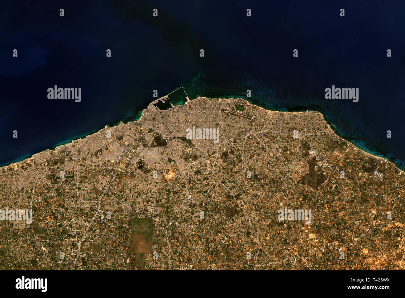 Tripoli in Libia visto dallo spazio - contiene modificati Sentinella di Copernico dati (2019) Foto Stock