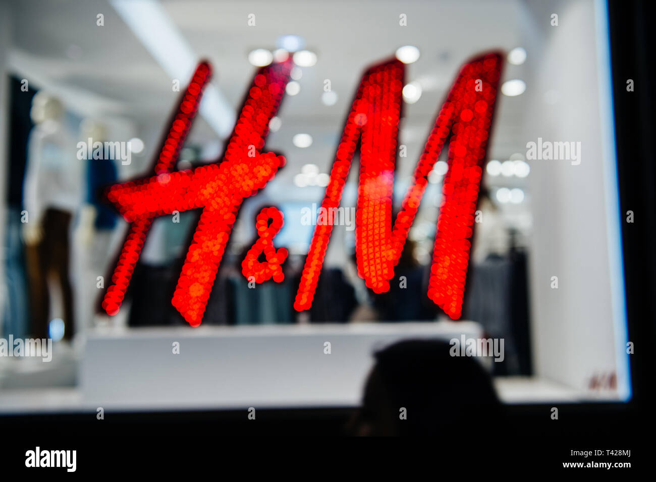 Athens, Grecia - 26 Mar 2016: Defocalizzata blur luce di H e M logotipo realizzato da più luce led vedere nel centro di Atene da strada Foto Stock