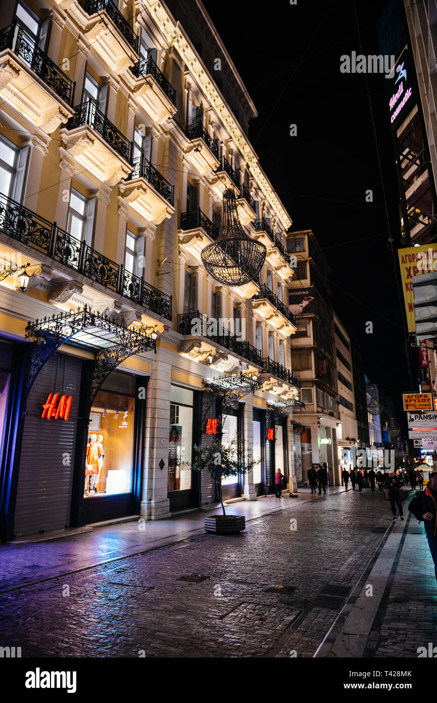 Athens, Grecia - 26 Mar 2016: Grande viale in Atene con H e M abbigliamento fashion store vista prospettica con i pedoni a piedi Foto Stock